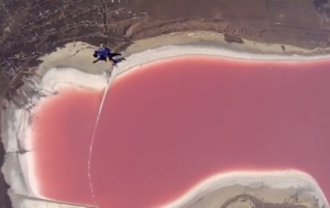 Вода в одесском Куяльнике стала ярко розовой