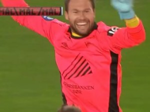 В Норвегии вратарь забил гол со своей половины поля (+Видео)
