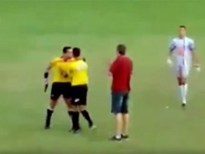 В Бразилии арбитр угрожал футболистам пистолетом во время матча (+Видео)