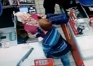 В России мужчина нокаутировал старушку в магазине (+Видео)