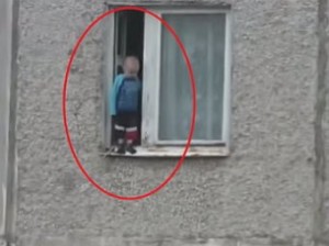Видео прогулки 3-летнего мальчика по карнизу 8-го этажа шокировало Сети (+Видео)