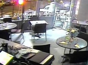 Обнародовано видео расстрела террористами людей в кафе в Париже (+Видео)