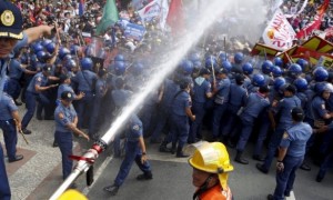 На Филиппинах водометами разогнали протестующих