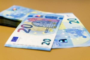 ЕЦБ ввел в обращение новую купюру в 20 евро