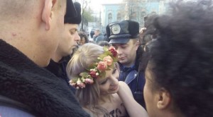 В центре Киева задержали двух голых девушек