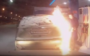 Женщина “зажгла” во время заправки автомобиля