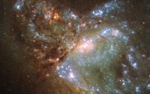 Hubble запечатлел, как две галактики сливаются в одну