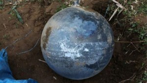 На Вьетнам упали три загадочных шара из космоса