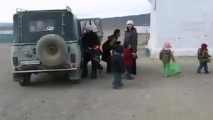 По соцсетям разлетается видео с 35 детьми из одного УАЗа (+Видео)