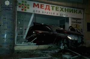В Одессе преследуемый патрульными пьяный водитель Mercedes-Benz въехал в витрину