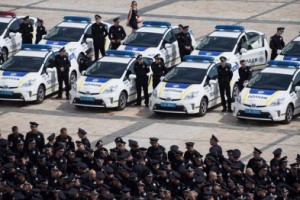 Полиция под прессом: днепропетровские патрульные снимут со своих авто черные, солнцезащитные пленки