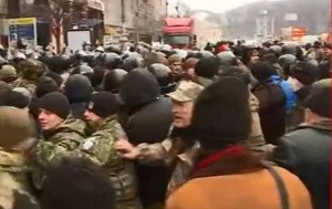 На акциях в центре Киева столкновения с полицией