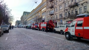 В Киеве рухнуло здание, под завалами до 40 человек