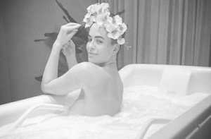 Даша Астафьева без трусов снялась в эротической фотосессии в ванной