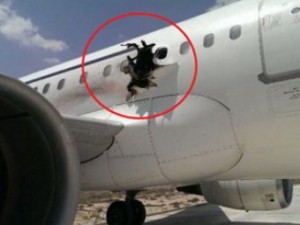 В Сомали пассажир снял на видео полет в самолете после взрыва на борту (+Видео)