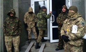 Люди в камуфляже заняли актовый зал отеля Козацкий на Майдане