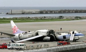 В Японии самолет загорелся во время взлета
