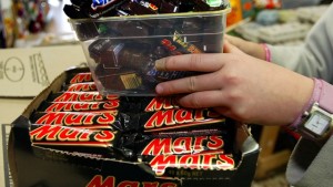 Mars отзовет продукцию в 55 странах из-за найденного в батончике пластика