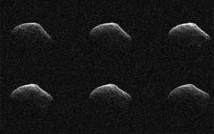 NASA показало пролетевшую мимо Земли комету