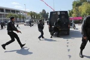 Число погибших при нападении на военных в Тунисе достигло 50 человек