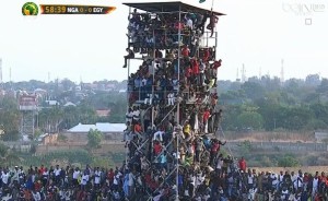 В Нигерии на стадионе вместимостью 16 тыс. мест собрались 40 тыс. зрителей