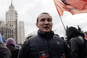Наши люди умирают на войне: парень с нашивкой “ДНР” высказался в центре Москвы