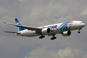 По пути из Парижа в Каир пропал пассажирский самолет EgyptAir: все подробности