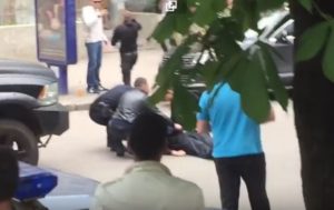 Появилось видео нападения на патрульного в Харькове (+Видео)