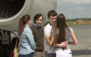 Российских ГРУшников встретили жены во Внуково (+Видео)