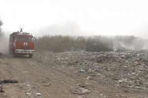 Троих спасателей привалило мусором на свалке под Львовом