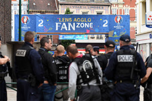 Немецкие футбольные фанаты напали на бразильских журналистов в Париже