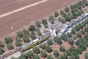 В Италии не менее 10 человек погибли в лобовом столкновении поездов