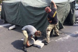 “Айдаровцы” установили палатку на проезжей части Крещатика