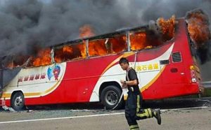 В пылающем автобусе погибли люди
