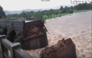Обрушение моста в Индии: без вести пропали 40 человек