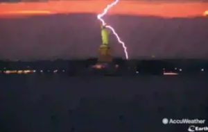 В Нью-Йорке молния ударила в статую Свободы