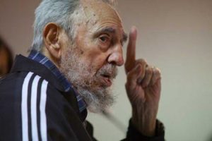 Фиделю Кастро на 90-летие подарили 90-метровую сигару