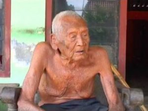 В Индонезии найден старейший житель Земли возрастом 145 лет (+Видео)