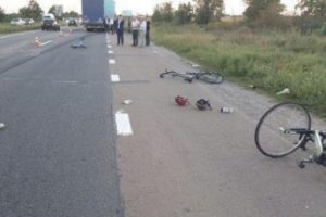 Под Киевом фура сбила команду велосипедистов, есть жертвы