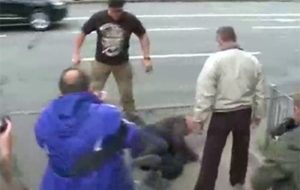 В Киеве возле посольства РФ избили мужчину