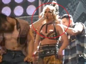 У Бритни Спирс на концерте лопнул бюстгальтер (+Видео)