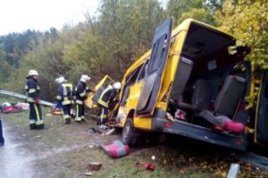 Под Хмельницким автобус с 20 пассажирами столкнулся с грузовиком, есть погибшие
