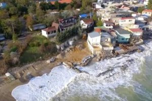 Под Одессой элитные дома с треском падают в воду: опубликовано видео