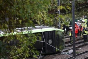 В Лондоне трамвай сошел с рельс, погибли 5 человек