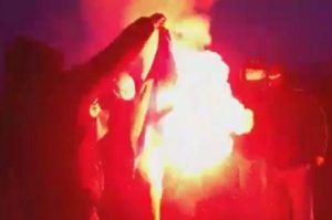 В Польше во время Марша независимости активисты сожгли флаг Украины