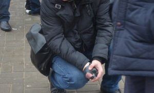 Николаевский полицейский отобрал у преступника гранату с выдернутой чекой