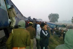 90 человек погибли из-за железнодорожной катастрофы в Индии