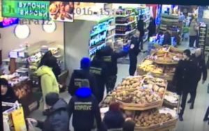 В Черкассах радикалы ограбили супермаркет