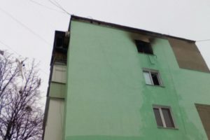 В Харьковской области девушку взрывной волной выбросило с балкона пятого этажа