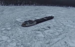 На Дунае в лед вмерз корабль (+Видео)